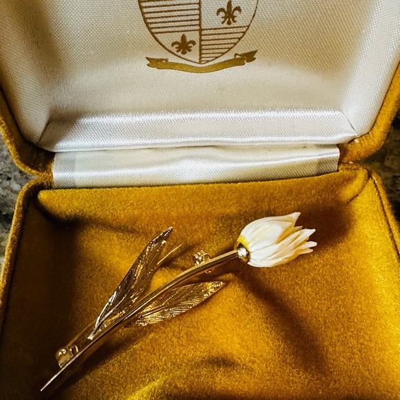 Elegant Gold and White Tulip Flower Carved Vintage Brooch - Picture 2 of 5